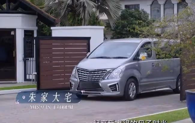 胡靜曬國外生活：住豪宅有司機 嫁大12歲富豪