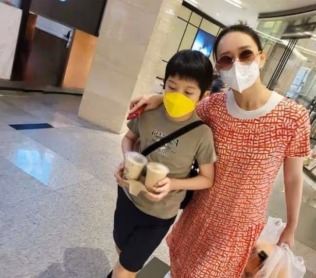 胡靜曬國外生活：住豪宅有司機 嫁大12歲富豪