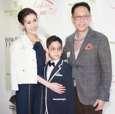 李嘉欣隨老公亮，氣質出眾，全程被老公牽手