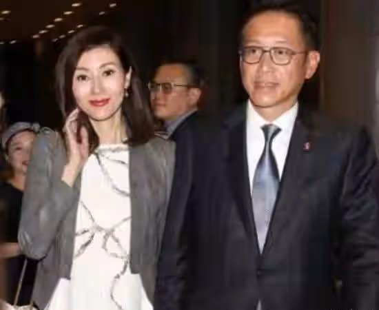 李嘉欣隨老公亮,氣質出眾,全程被老公牽手