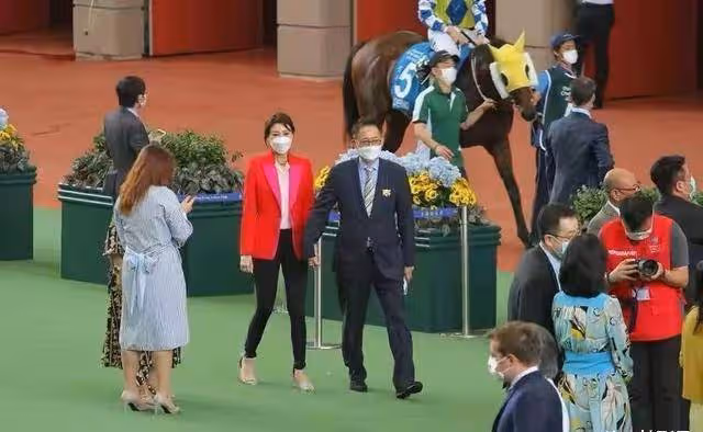 李嘉欣隨老公亮,氣質出眾,全程被老公牽手