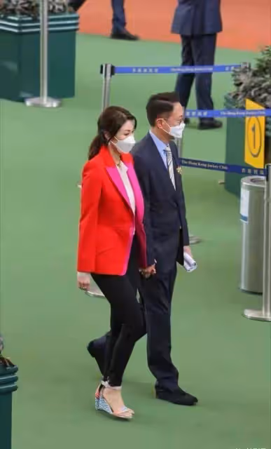 李嘉欣隨老公亮,氣質出眾,全程被老公牽手