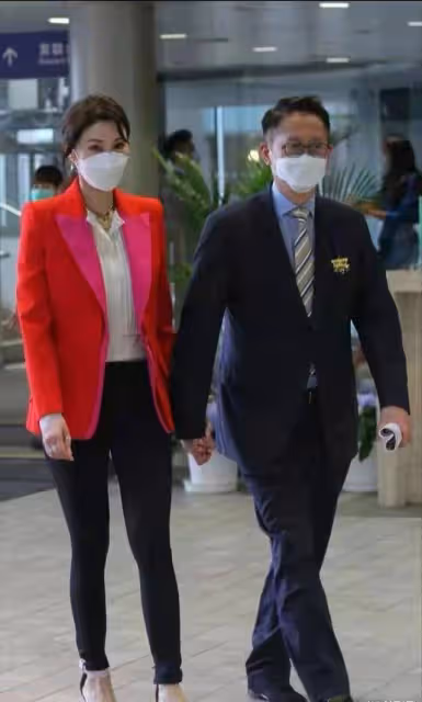 李嘉欣隨老公亮,氣質出眾,全程被老公牽手