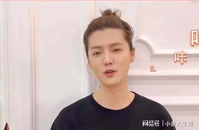 鹿晗扎丸子頭現身,發福油膩變成老阿姨,他到底發生了什麼