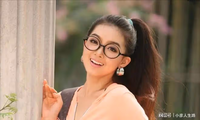 36歲王京京曬結婚照,三套婚紗輪著換,丈夫被擋臉身份成謎