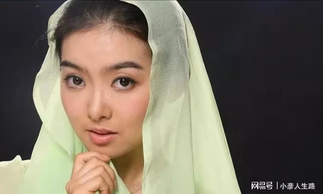 36歲王京京曬結婚照,三套婚紗輪著換,丈夫被擋臉身份成謎
