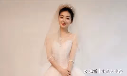 36歲王京京曬結婚照,三套婚紗輪著換,丈夫被擋臉身份成謎