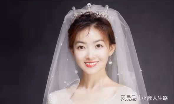 36歲王京京曬結婚照,三套婚紗輪著換,丈夫被擋臉身份成謎