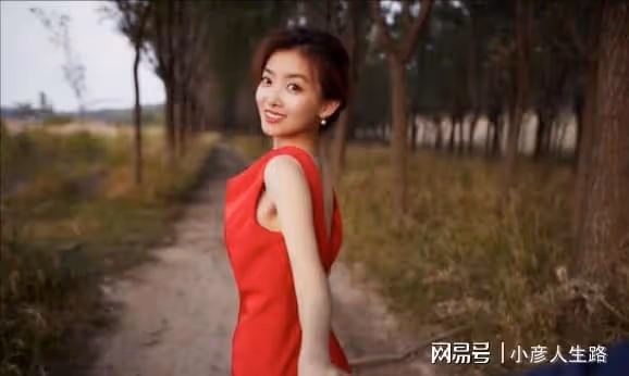 36歲王京京曬結婚照,三套婚紗輪著換,丈夫被擋臉身份成謎