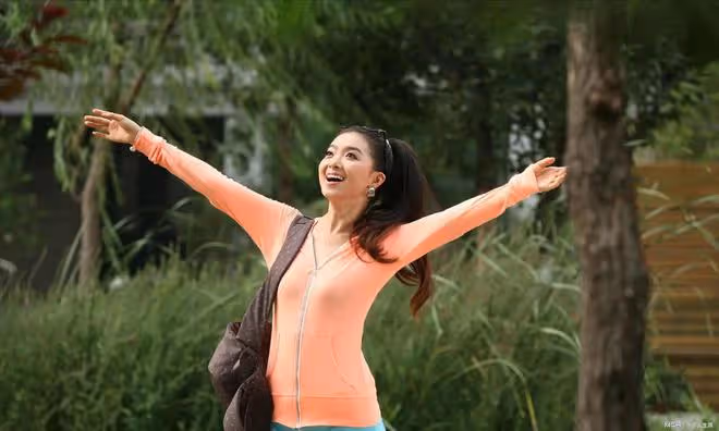 36歲王京京曬結婚照,三套婚紗輪著換,丈夫被擋臉身份成謎