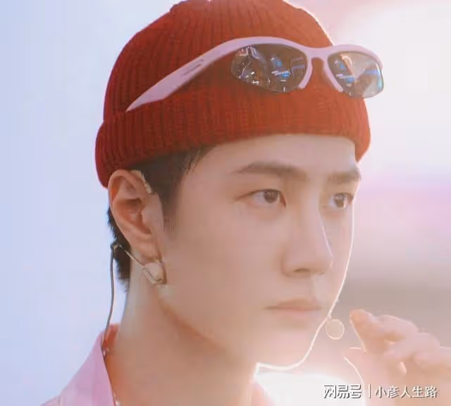 王一博劇透央視秋晚,帶來一首溫馨的歌曲,舞台充滿科技感
