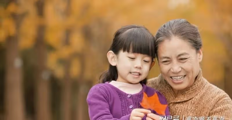 婆婆帶兩袋子零食來看孫女，兒媳躲回娘家：「她是來劫富濟貧的」