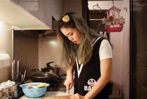 我找工作暫住表姐家,晚上聽到房間裡的對話,嚇得我天沒亮就走