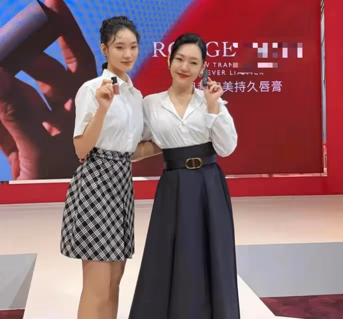小s與二女兒首次同台!14歲Lily與媽媽同框氣場完全不輸, 網友直呼:顏值也超過媽媽