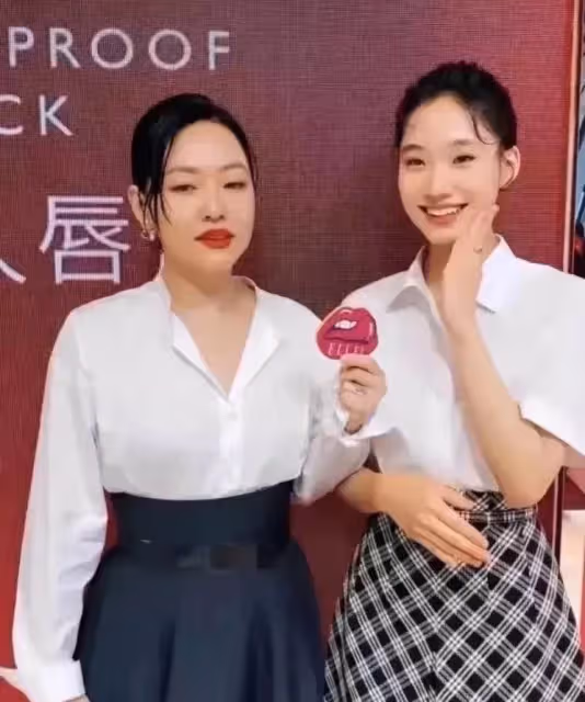 小s與二女兒首次同台!14歲Lily與媽媽同框氣場完全不輸, 網友直呼:顏值也超過媽媽
