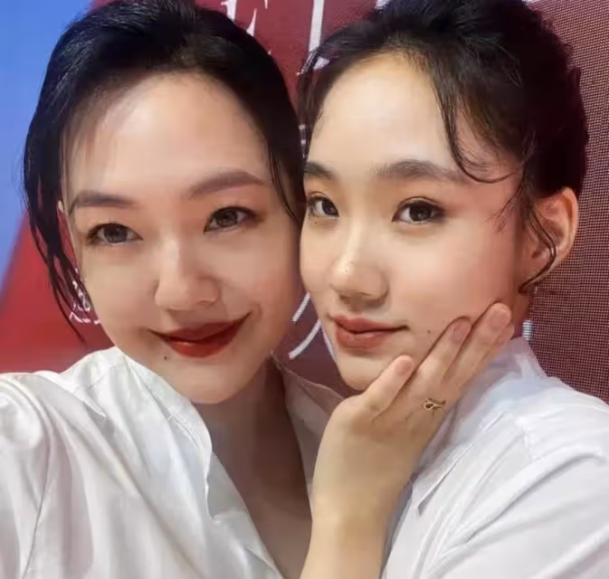 小s與二女兒首次同台!14歲Lily與媽媽同框氣場完全不輸, 網友直呼:顏值也超過媽媽