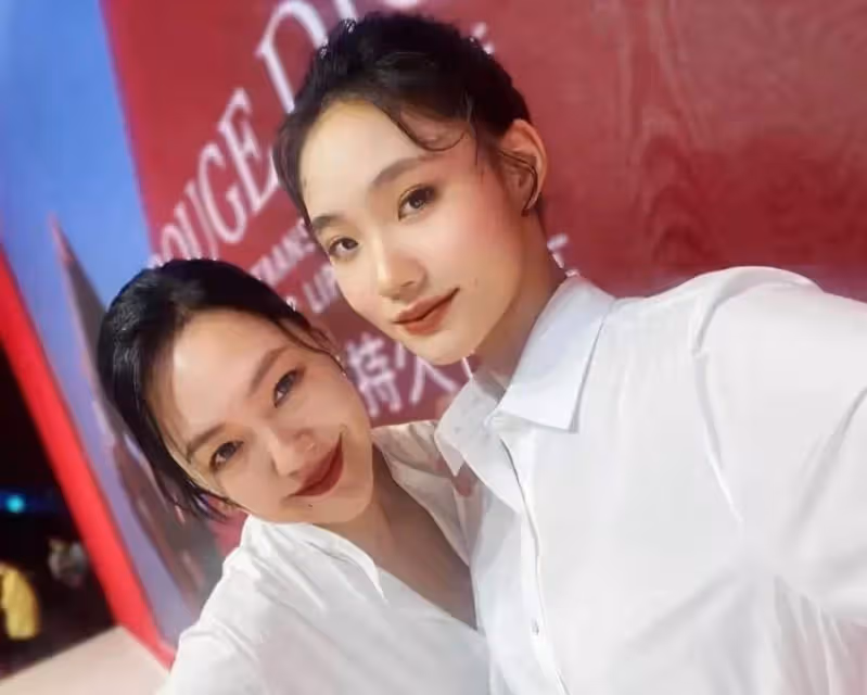 小s與二女兒首次同台!14歲Lily與媽媽同框氣場完全不輸, 網友直呼:顏值也超過媽媽