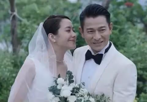 她陪了劉德華25年，41歲仍未婚，眼睜睜看著心愛的他娶了別人！