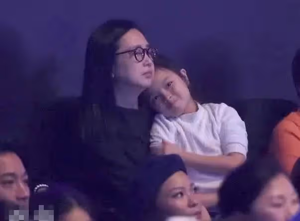 她陪了劉德華25年,41歲仍未婚,眼睜睜看著心愛的他娶了別人!