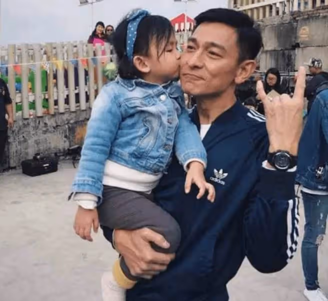 她陪了劉德華25年,41歲仍未婚,眼睜睜看著心愛的他娶了別人!