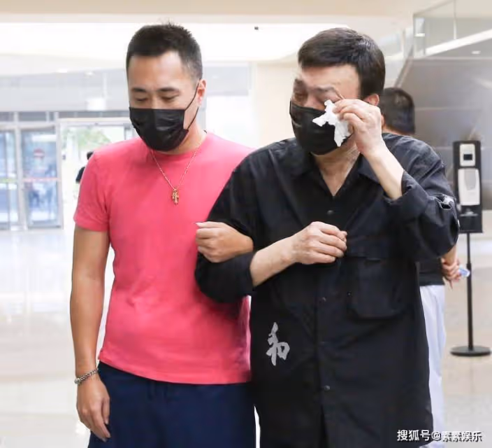 余苑綺的遺體送往殯儀館冷凍庫，3歲的小兒子將出席媽媽的葬禮