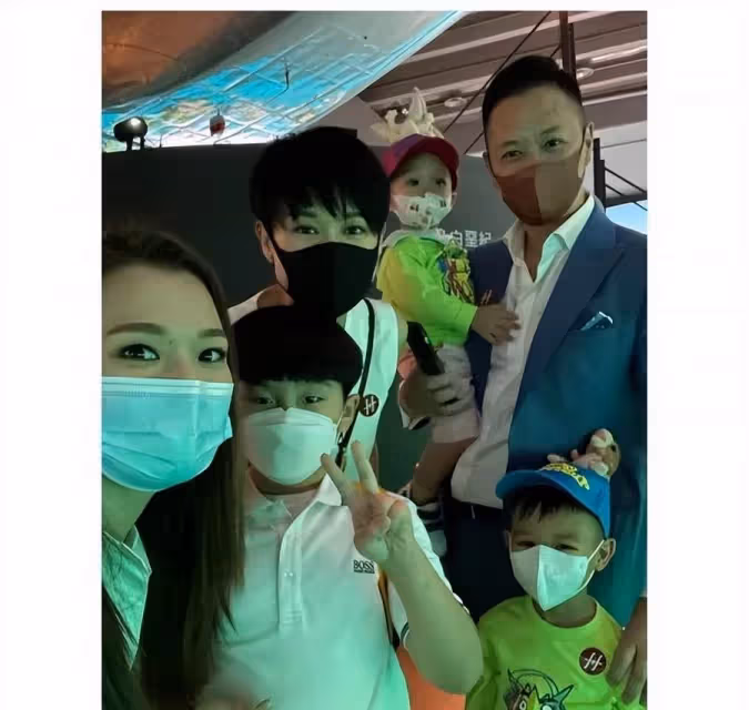 胡杏兒放假回家多約會！陪老公孩子享受家庭樂，三個兒子「模樣」如復制粘貼