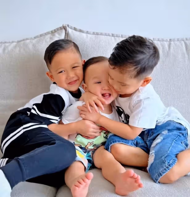 胡杏兒放假回家多約會！陪老公孩子享受家庭樂，三個兒子「模樣」如復制粘貼