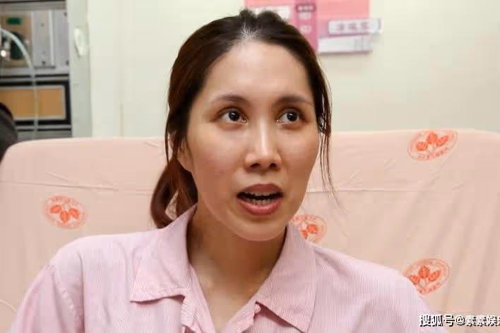 余苑綺遺照被鮮花圍繞，老公在靈堂內自責：不該冒險讓她生二胎