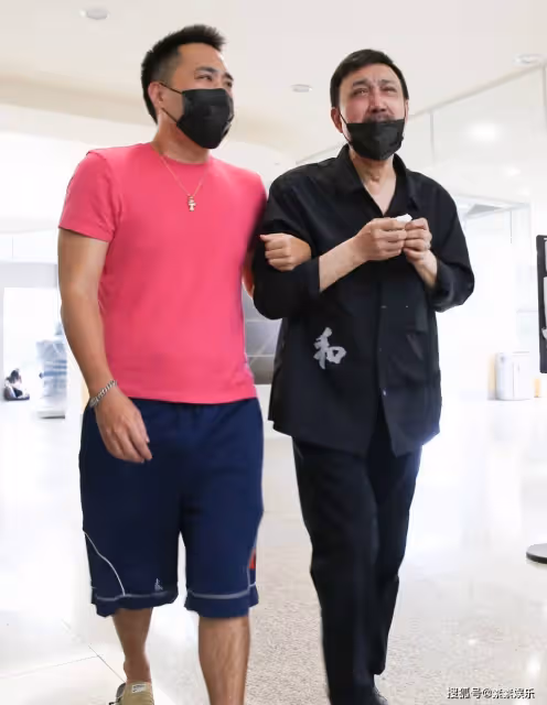 余苑綺遺照被鮮花圍繞，老公在靈堂內自責：不該冒險讓她生二胎