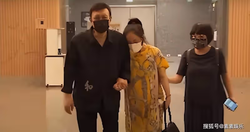 余苑綺遺照被鮮花圍繞，老公在靈堂內自責：不該冒險讓她生二胎