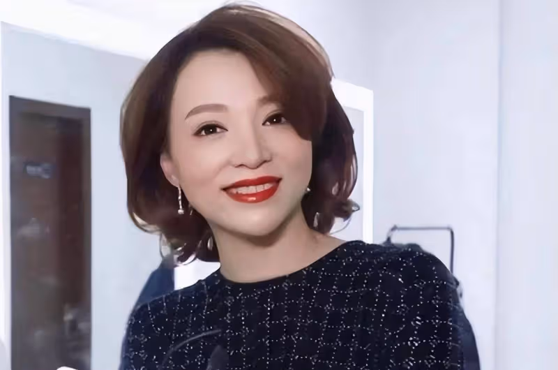 主持人尷尬自責,誤讀新聞被網友罵,在專業上,他不得不服從撒貝寧