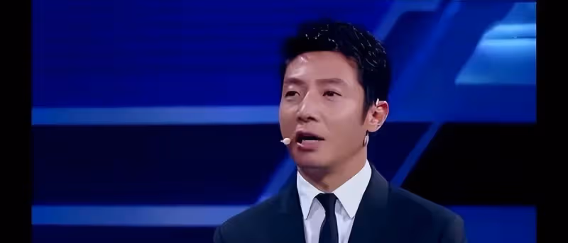 主持人尷尬自責,誤讀新聞被網友罵,在專業上,他不得不服從撒貝寧