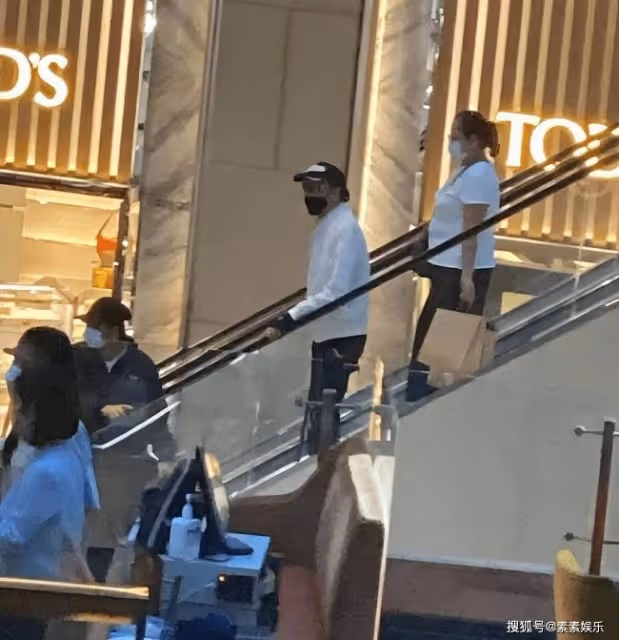 謝賢拿拐杖現身中環 補牙後導致嘴歪與路人合影