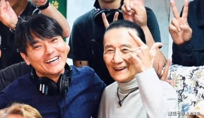 謝賢拿拐杖現身中環 補牙後導致嘴歪與路人合影