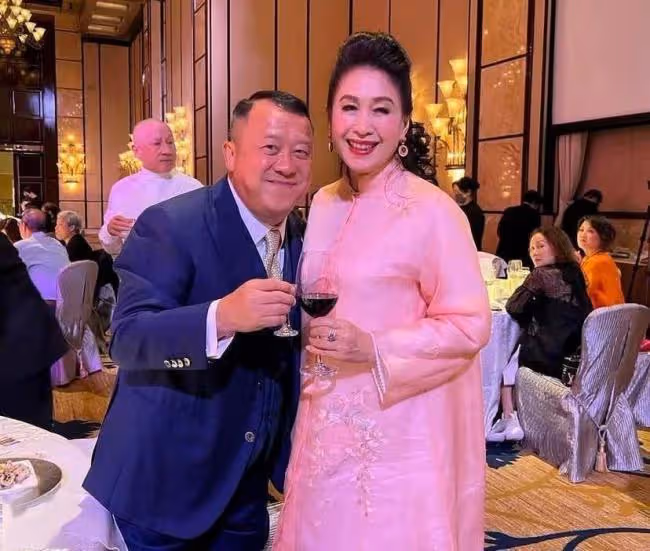 周立波久違現身婚宴 穿西裝打扮精神