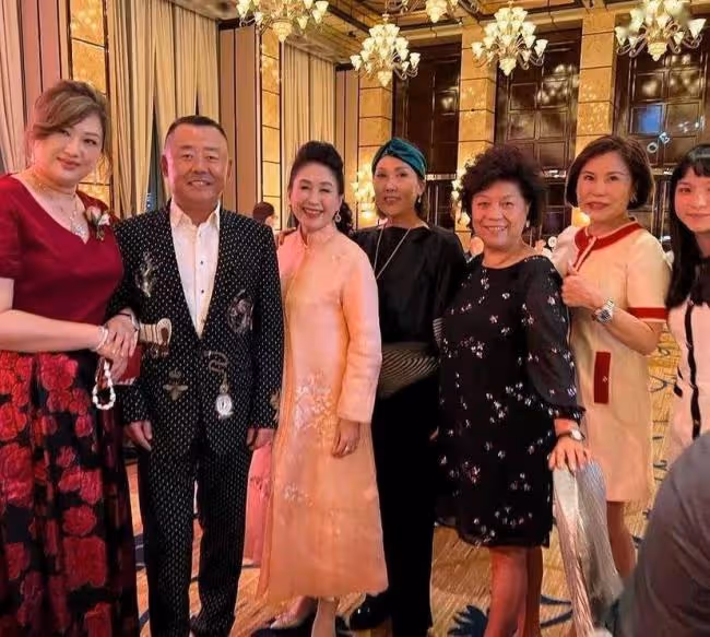 周立波久違現身婚宴 穿西裝打扮精神