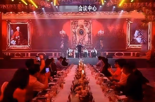 周立波久違現身婚宴 穿西裝打扮精神