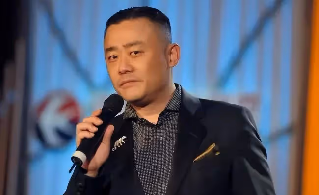 周立波久違現身婚宴 穿西裝打扮精神