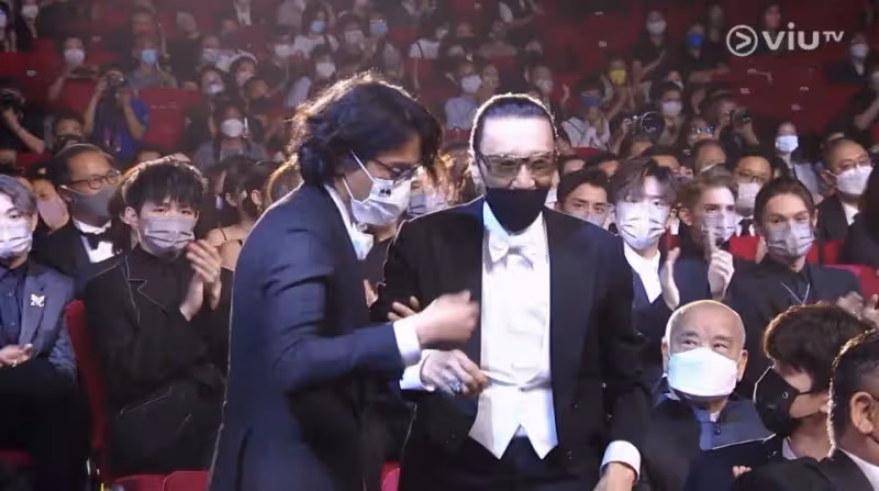 張柏芝陪伴父親獲贊孝順　謝賢拄拐用餐成強烈對比