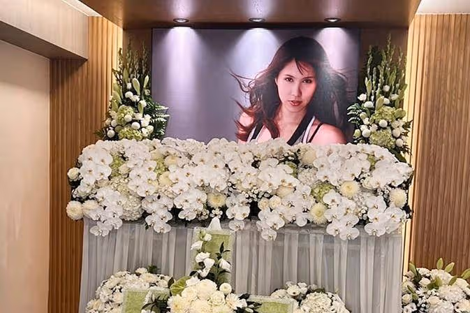 余天 李亞萍抵達余苑綺靈堂，父母忍住傷痛為女兒選遺照