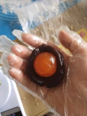 廣式豆沙蛋黃月餅（新手一次成功）