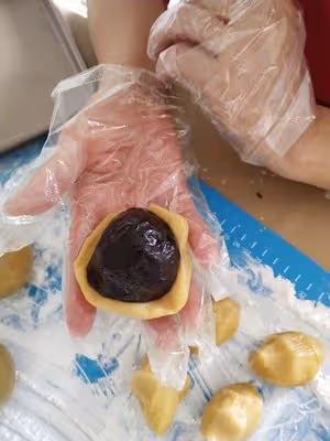 廣式豆沙蛋黃月餅（新手一次成功）