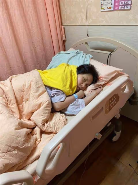 39歲余苑綺病逝,老公淚曬最後牽手照「真的好愛你」許諾不會再婚,真情動人:下輩子再做夫妻