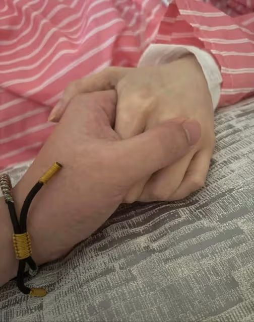 39歲余苑綺病逝,老公淚曬最後牽手照「真的好愛你」許諾不會再婚,真情動人:下輩子再做夫妻