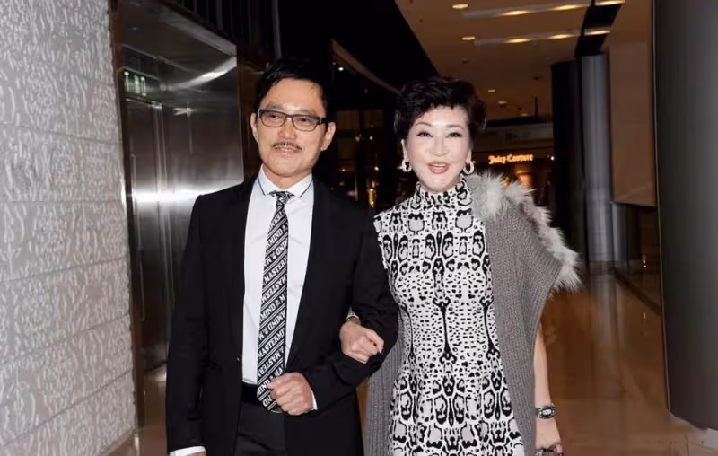 謝霆鋒70歲母親好富態!一身首飾太閃耀,穿旗袍身段玲瓏臉像80後
