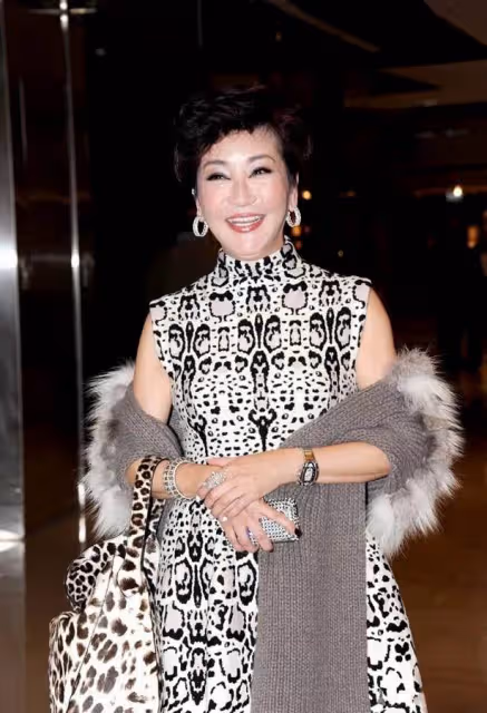 謝霆鋒70歲母親好富態!一身首飾太閃耀,穿旗袍身段玲瓏臉像80後