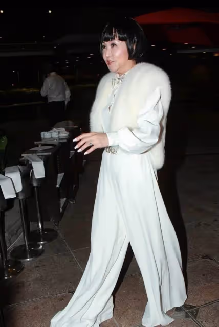 謝霆鋒70歲母親好富態！一身首飾太閃耀，穿旗袍身段玲瓏臉像80後