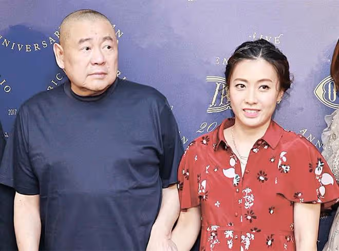 劉鑾雄夫婦久違同框!71歲大劉太寵妻,將天價收藏品全部轉贈甘比