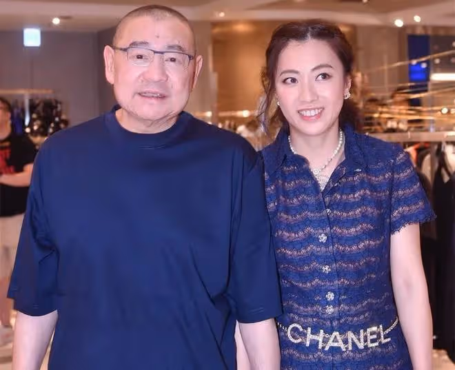 劉鑾雄夫婦久違同框!71歲大劉太寵妻,將天價收藏品全部轉贈甘比