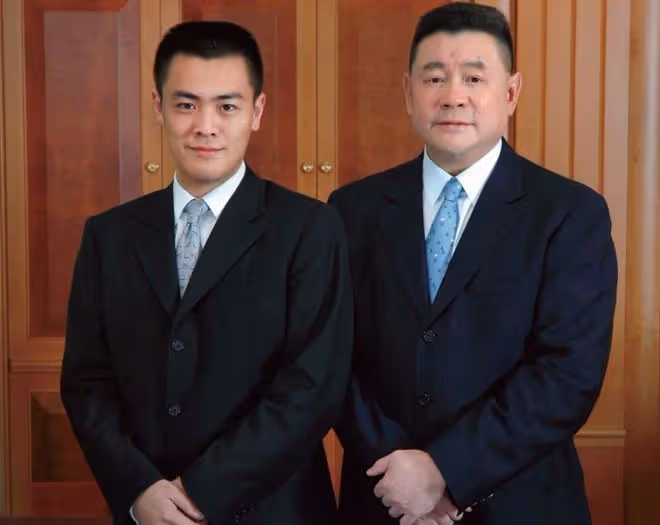 劉鑾雄夫婦久違同框!71歲大劉太寵妻,將天價收藏品全部轉贈甘比